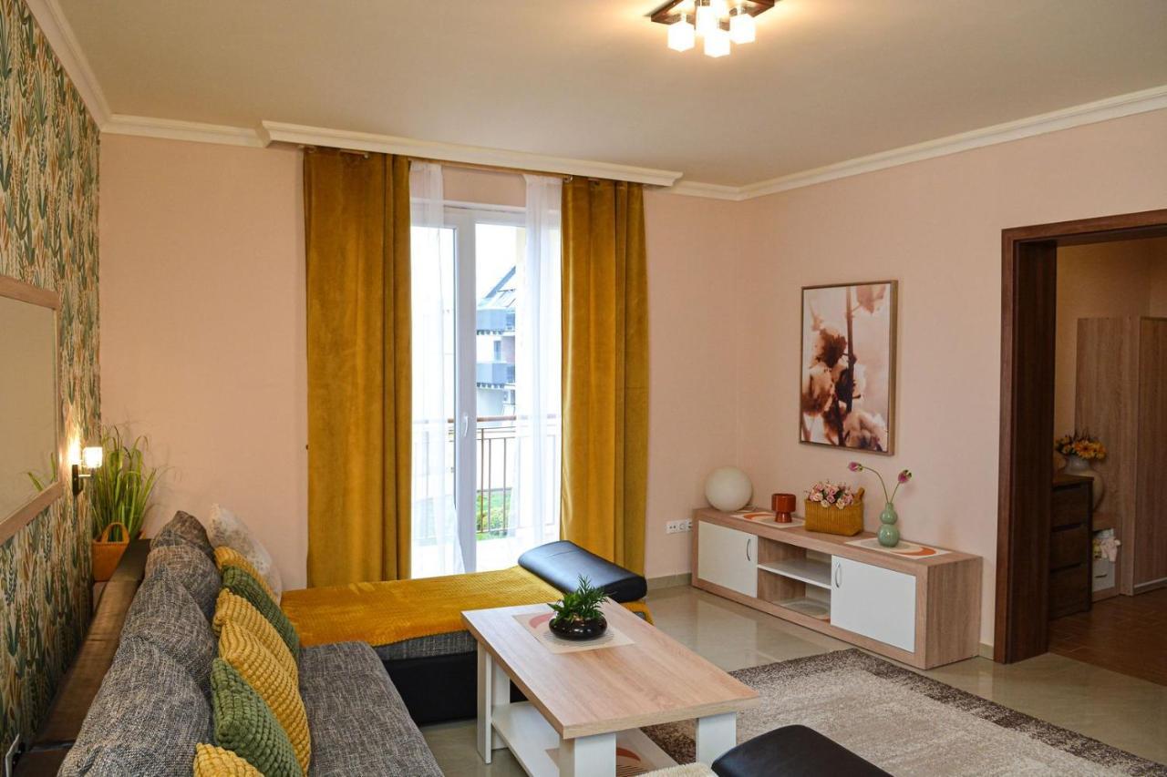 Unicum Apartman Hajduszoboszlo Exterior photo